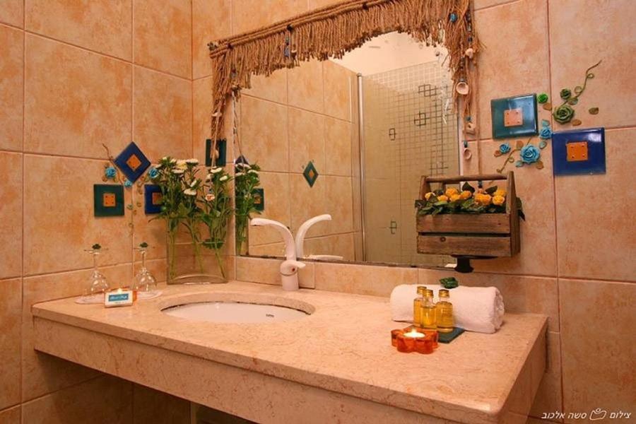 Hotel ביקתפוז וקלמנטינה- מתחם בקתות וסוויטות עם ג'קוזי פרטי ובריכה משותפת Liman Zimmer foto
