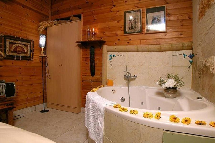 Hotel ביקתפוז וקלמנטינה- מתחם בקתות וסוויטות עם ג'קוזי פרטי ובריכה משותפת Liman Zimmer foto