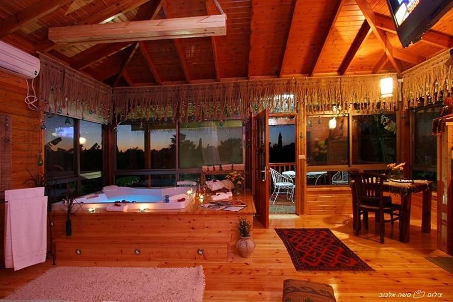 Hotel ביקתפוז וקלמנטינה- מתחם בקתות וסוויטות עם ג'קוזי פרטי ובריכה משותפת Liman Zimmer foto